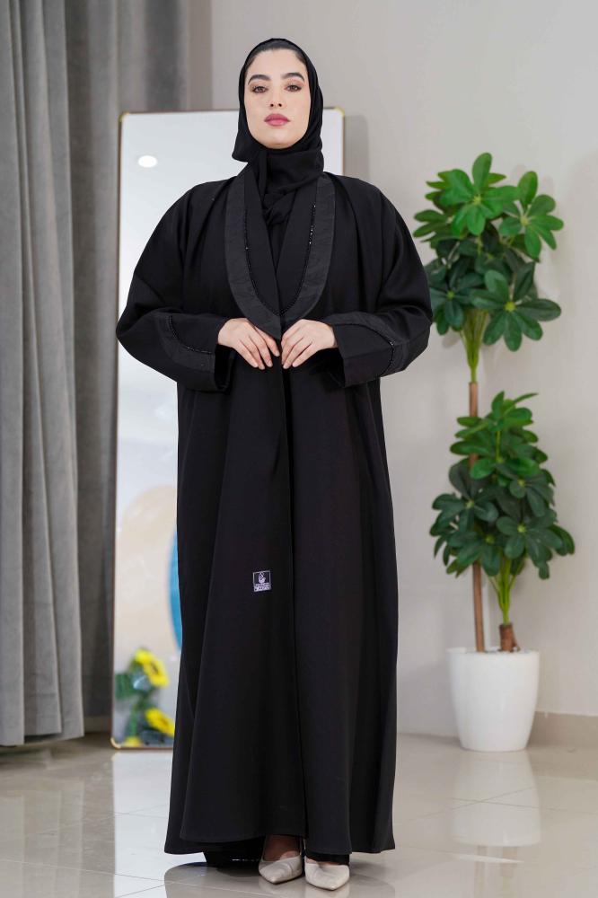 عباية سادة بتدخيلة قماش جاكار على الياقة واليد